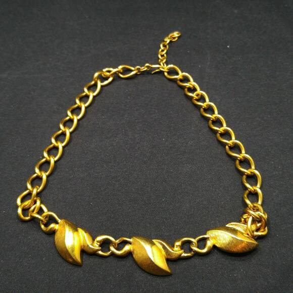 Vintage Monet Three Leaf Gold Plated Chain Necklace 1960s - Picture 5 of 9